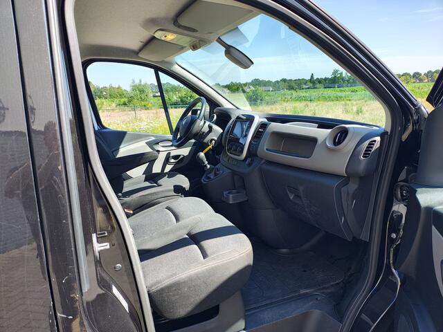 Renault TRAFIC 1.6dCi 146PK T29 L2H1 3-Persoons **Motor verbruikt overmatig olie** Camera Trekhaak Airco Cruise Control Pdc Regen-Lichtsensor Comfort Energy Lmv Sidebars Achterklep Achterdeuren Betonplex Vloer Kasteninbouw 2.000KG Trekgewicht