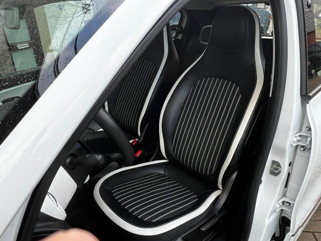 Renault TWINGO 1.0 SCe Intens Airco Ecc / Lederen bekleding / Apple CarPlay / Cruise Control / Licht Metalen Velgen / 1e Eigenaar!