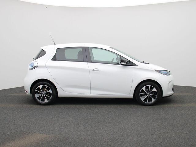 Renault ZOE R110 Limited 41 kWh | Incl. Koopaccu | Camera | Stoelverwarming | Keyless | PDC Achter | Full-Map Navigatie | Cruise Control & Snelheidsbegrenzer | Climate Conntrol | 16" LMV | Privacy Glass | Licht- & Regensensor