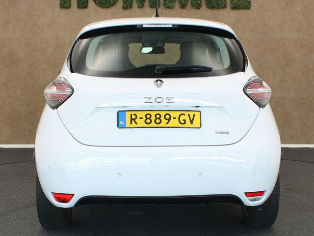 Renault ZOE R110 Life Carshare 52 kWh - SOH 92.2%! - KOOP ACCU - ACTIERADIUS 310 KM - FACELIFT MODEL - PARKEERSENSOREN VOOR EN ACHTER - NAVIGATIE - DRAADLOZE TELEFOON LADER - MULTIMEDIAVOORBEREIDING - ACHTERUITRIJCAMERA - CRUISE CONTROL
