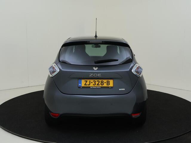 Renault ZOE R110 Iconic 41 kWh (ex Accu) Huuraccu vanaf ¤ 64,- pm | Climate Control | Cruise Control| Lichtmetalen velgen 16"| Navigatiesysteem | Voorstoelen Verwarmd | Apple Carplay/Android Auto | Parkeersensoren incl. Camera |