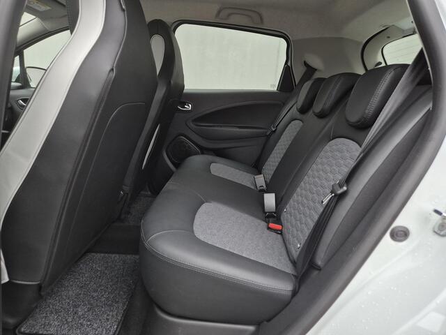 Renault ZOE R135 Intens 52 kWh Automaat / Dealer onderhouden / Koop Accu SoH 95,54 % / NL auto / Batterijgarantie 8jaar / CCS snelladen / Navigatie / Achteruitrijcamera / Stuur- en stoelverwarming / Dode hoek detectie / Apple Carplay Android / 16" LM wielen /