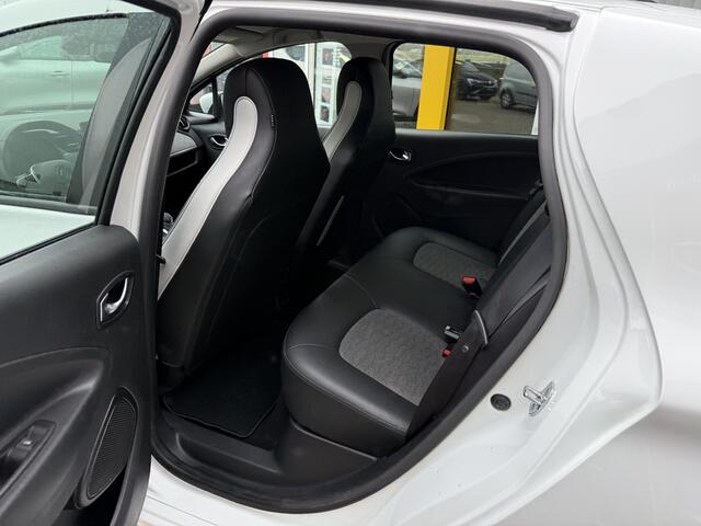Renault ZOE R135 Intens 52 kWh | Trekhaak | Stoel & Stuur verwarming | Navigatie | Achteruitrijcamera | LED | DAB | Climate Control |