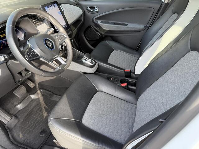 Renault ZOE Intens B-buy 52KWH R135 / Koopaccu / SOH 95,8 % / Snellader / Clima / Navigatie / Cruise Controle / Parkeer Camera / Carplay / 16" LM velgen / donker glas