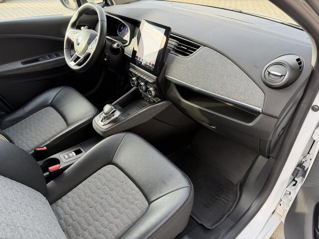 Renault ZOE Intens B-buy 52KWH R135 / Koopaccu / SOH 95,8 % / Snellader / Clima / Navigatie / Cruise Controle / Parkeer Camera / Carplay / 16" LM velgen / donker glas