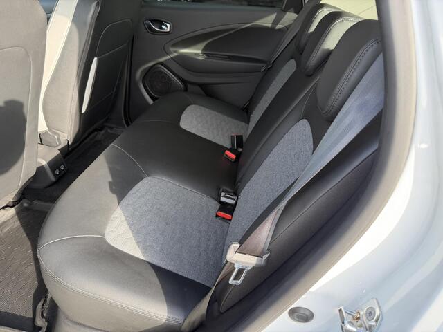 Renault ZOE Intens B-buy 52KWH R135 / Koopaccu / SOH 95,8 % / Snellader / Clima / Navigatie / Cruise Controle / Parkeer Camera / Carplay / 16" LM velgen / donker glas