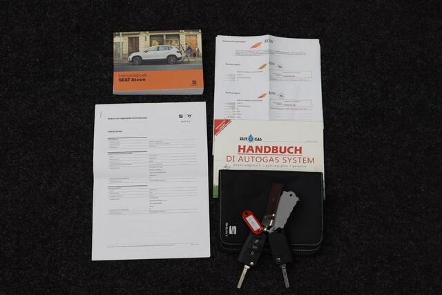 Seat ATECA 1.5 TSI Style Business Intense 2020 | Navigatie | Achteruitrij Camera | Carplay | Elektrische Achterklep | Stoelverwarming | Boekjes | 2 Sleutels