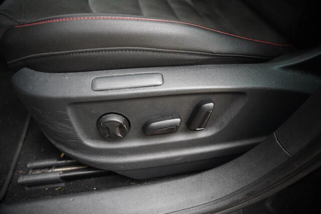 Seat ATECA 2.0 EcoTSI FR 4DRIVE | Panoramadak | Stoelverwarming | Keyless | 360 Camera | Standkachel | Navigatie | Apple Carplay | Trekhaak | Elektrische Stoel | Adaptive Cruise Control | Seat Sound | Adaptief Onderstel | D