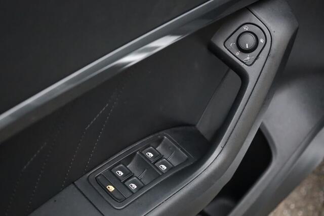 Seat ATECA 1.5 TSI Style Business Intense 110KW/150PK DSG, wegklapbare trekhaak, leder alcantara, achteruitrijcamera, stoel en stuurwielverwarming, acc, adaptieve cruise control, digital cockpit, privacy glas, chroom pakket