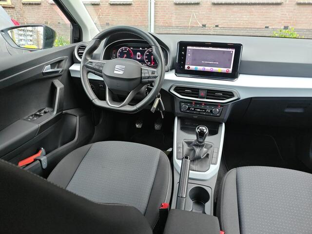 Seat Arona 1.0 TSI Style Business Intense / Digitaal dashboard / Navigatie / App connect / Climate controle / Parkeersensoren achter /