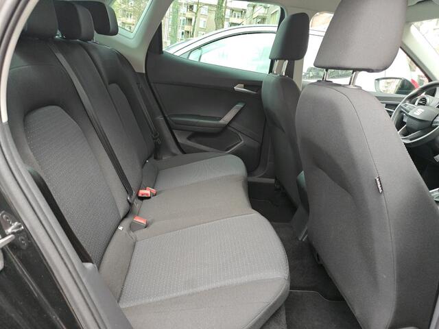 Seat Arona 1.0 TSI Style Business Intense / Digitaal dashboard / Navigatie / App connect / Climate controle / Parkeersensoren achter /