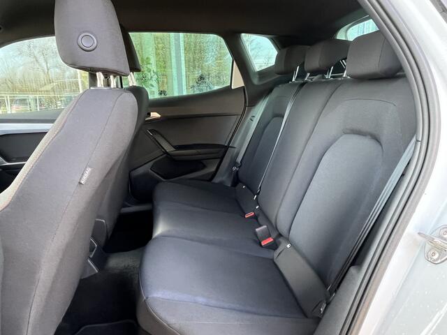 Seat Arona 1.5 TSI EVO 150pk DSG FR Business Intense / LED / App-Connect / Climate Control / Camera / Donker glas / 17" LMV