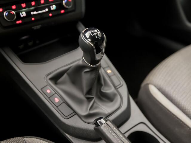 Seat IBIZA 1.0 TSI Sport (APPLE CARPLAY, GROOT NAVI, CLIMATE, CAMERA, SPORTSTOELEN, PARKEERSENSOREN, GETINT GLAS, LM VELGEN, NIEUWSTAAT)