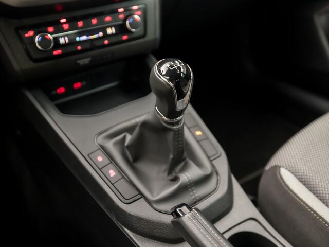 Seat IBIZA 1.0 TSI Sport (APPLE CARPLAY, GROOT NAVI, CLIMATE, CAMERA, SPORTSTOELEN, GETINT GLAS, PARKEERSENSOREN, CRUISE, NIEUWSTAAT)