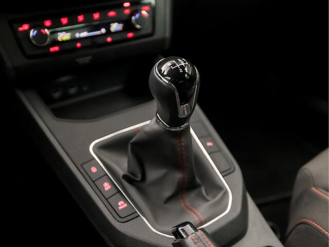 Seat IBIZA 1.0 TSI FR Intense Sport (APPLE CARPLAY, GROOT NAVI, CLIMATE, MODE KNOP, CAMERA, SPORTSTOELEN, GETINT GLAS, PARKEERSENSOREN, LM VELGEN, ZWART HEMEL, NIEUWSTAAT)