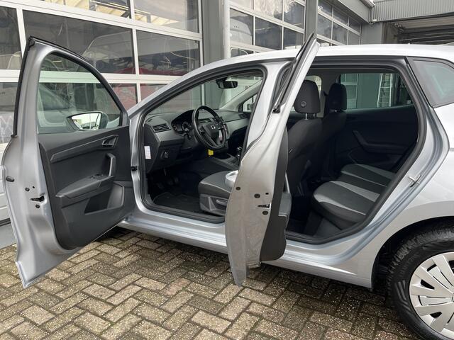 Seat IBIZA 1.0 TSI Style Business Airco Cruise controle Apple carplay Trekhaak 1000kg trekgewicht Telefoonverbinding Navigatiesysteem Stuurwielbediening Parkeersensoren voor en achter Camera