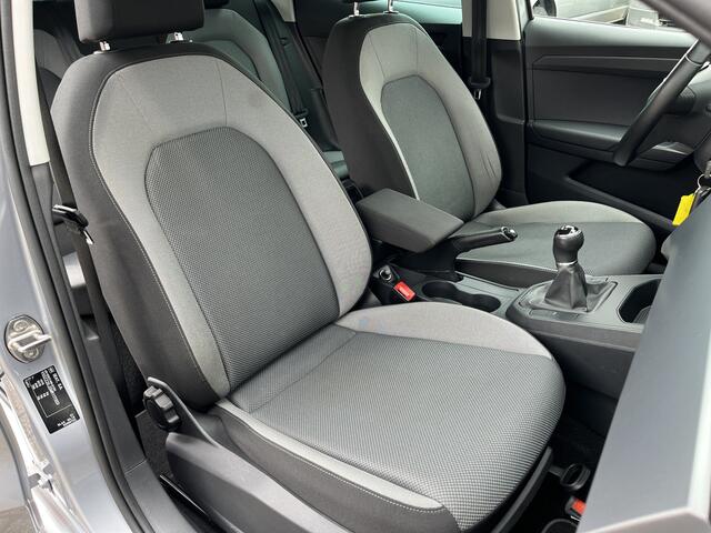 Seat IBIZA 1.0 TSI Style Business Airco Cruise controle Apple carplay Trekhaak 1000kg trekgewicht Telefoonverbinding Navigatiesysteem Stuurwielbediening Parkeersensoren voor en achter Camera
