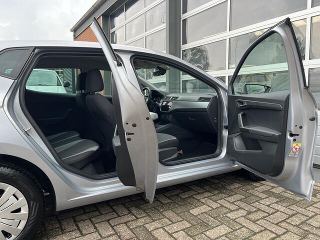 Seat IBIZA 1.0 TSI Style Business Airco Cruise controle Apple carplay Trekhaak 1000kg trekgewicht Telefoonverbinding Navigatiesysteem Stuurwielbediening Parkeersensoren voor en achter Camera