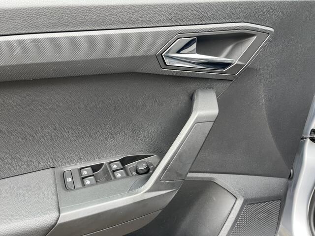 Seat IBIZA 1.0 TSI Style Business Airco Cruise controle Apple carplay Trekhaak 1000kg trekgewicht Telefoonverbinding Navigatiesysteem Stuurwielbediening Parkeersensoren voor en achter Camera
