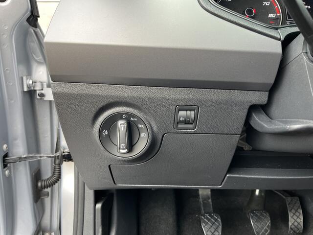 Seat IBIZA 1.0 TSI Style Business Airco Cruise controle Apple carplay Trekhaak 1000kg trekgewicht Telefoonverbinding Navigatiesysteem Stuurwielbediening Parkeersensoren voor en achter Camera