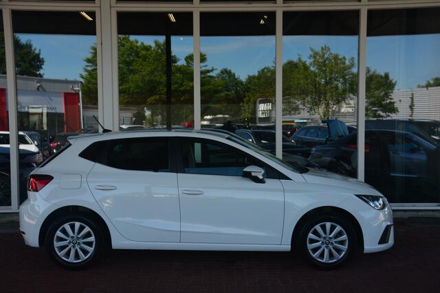 Seat IBIZA 1.0 TSI Style Business Intense Nederlandse auto 154575 NAP laatste beurt gehad bij 142000km met oa navigatie camera apple carplay airco cruise control pdc led