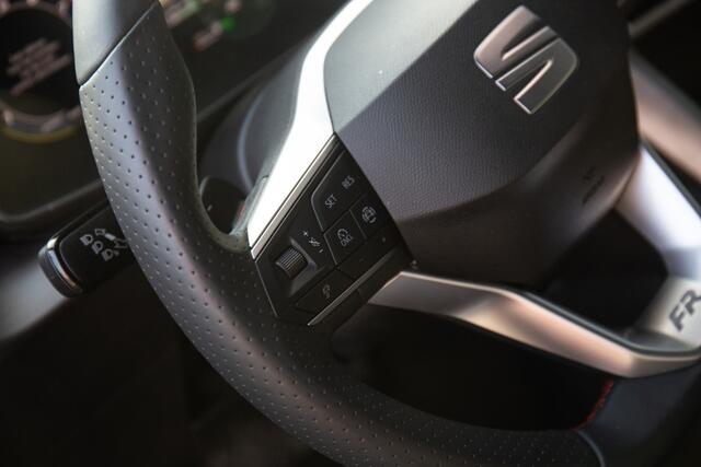 Seat LEON Sportstourer 1.5 eTSI FR Business Intense , Adap. cruise, Groot scherm, Stoel/stuurverwarming,
