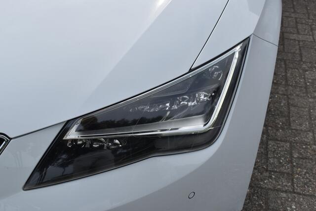 Seat LEON 1.0 EcoTSI Style Connect / Schuif-/kanteldak / Cruise / Camera / Trekhaak afn. / Sportstoelen