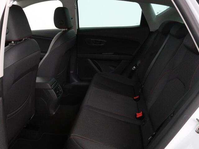 Seat LEON 2.0 TDI FR | Panoramadak | Virtual Cockpit | Maxton | Stoelverwarming | Adaptive cruise | Camera | Carplay | Sfeerverlichting | Full LED