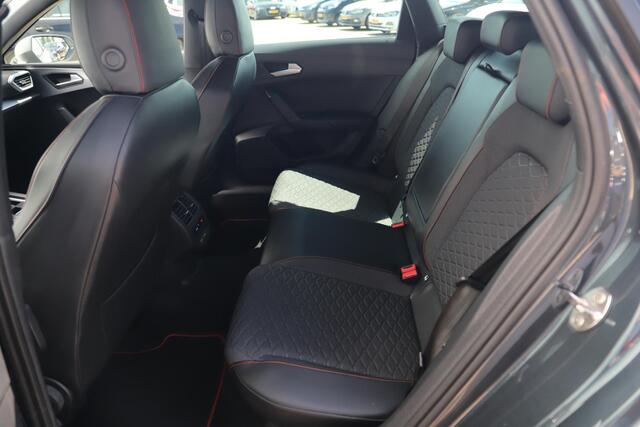 Seat LEON Sportstourer 1.5 eTSI FR 150PK Automaat Trekhaak Virtual Cockpit 18 inch LMV Navigatie Achteruitrijcamera Stuur & Stoelverwarming Sfeerverlichting