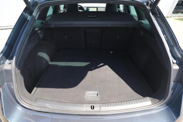 Seat LEON Sportstourer 1.5 eTSI FR 150PK Automaat Trekhaak Virtual Cockpit 18 inch LMV Navigatie Achteruitrijcamera Stuur & Stoelverwarming Sfeerverlichting