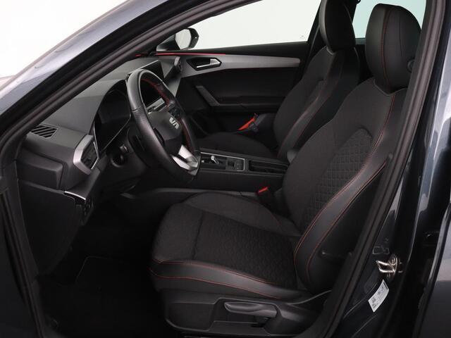 Seat LEON 1.5 eTSI FR | Adaptive cruise | Camera | Carplay | Stuurverwarming | Full LED | Navigatie | Park Assist | 18'' lichtmetalen velgen
