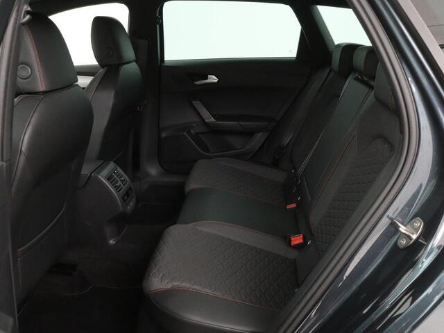 Seat LEON 1.5 eTSI FR | Adaptive cruise | Camera | Carplay | Stuurverwarming | Full LED | Navigatie | Park Assist | 18'' lichtmetalen velgen