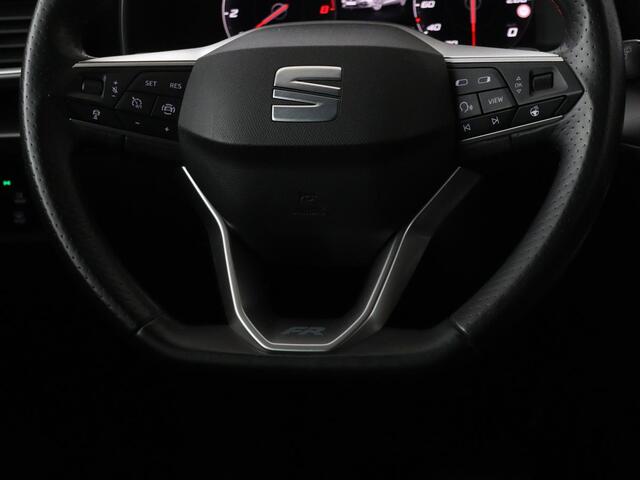 Seat LEON 1.5 eTSI FR | Adaptive cruise | Camera | Carplay | Stuurverwarming | Full LED | Navigatie | Park Assist | 18'' lichtmetalen velgen
