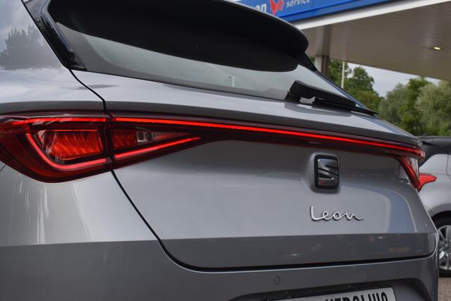 Seat LEON Sportstourer 1.5 eTSI Style | Navigatie | Virtual Dash | Cruise | Cupra velgen | 12 mnd BOVAG garantie Whatsapp 06-53188999