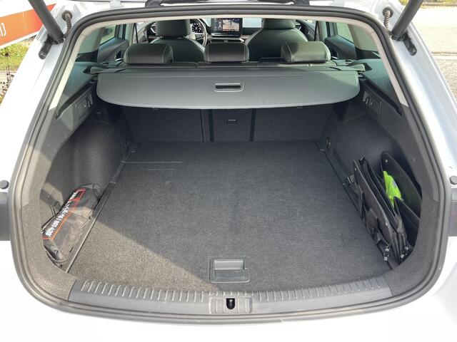 Seat LEON Sportstourer 1.5 TSI Xcellence 18"/Dodehoek/Stoel + stuurverwarming/Keyless/Adaptieve cruise/Apple Carplay & Android Auto/PDC