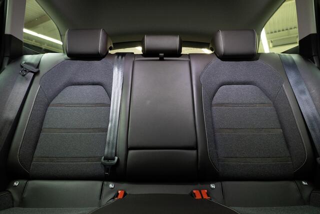 Seat LEON Sportstourer 1.5 eTSI Style Business Intense | Trekhaak | Carplay |