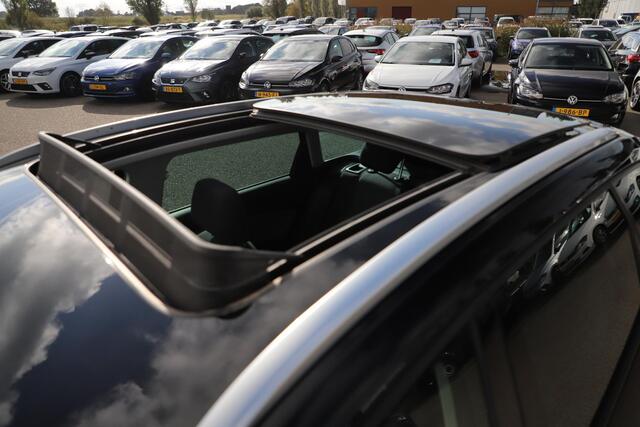 Seat LEON ST 1.0 TSI Style Ultimate Edition Virtual Cockpit Panoramadak 17 inch LMV Full LED Navigatie Achteruitrijcamera Carplay Beats Audio Navigatie Clima Cruise Stoelverwarming