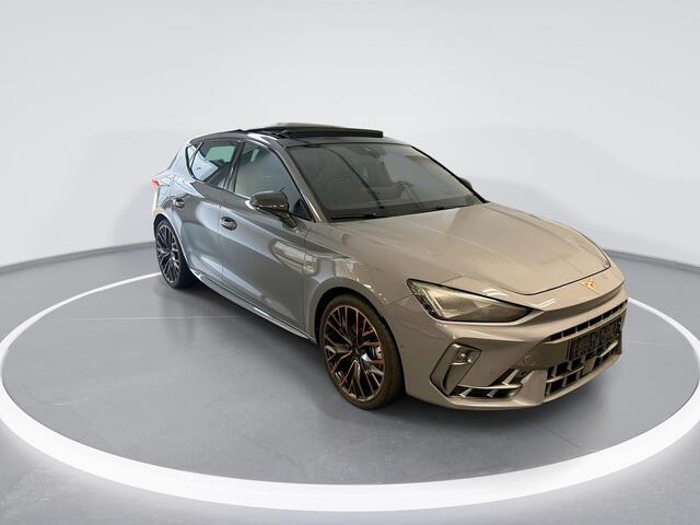 Seat LEON 1.5 TSI 204pk DSG e-Hybrid VZ Performance · Panoramadak · Camera · Keyless · Dodehoek Detectie · Sennheiser Audio · Elek. Voorstoelen · Carbon Spiegelkappen · 19'' Inch · Garantie t/m 02-02-2030 of 100.000km