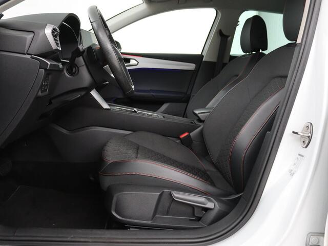 Seat LEON 1.5 eTSI FR Intens | Stoel & stuurverwarming | Trekhaak | Adaptive cruise | Navigatie | Parkeerhulp | Full LED