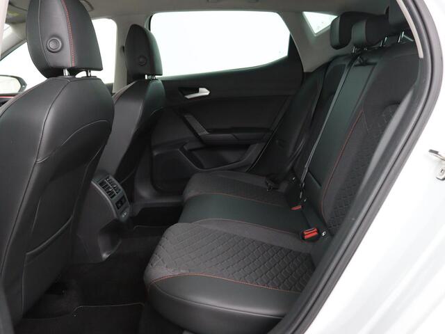 Seat LEON 1.5 eTSI FR Intens | Stoel & stuurverwarming | Trekhaak | Adaptive cruise | Navigatie | Parkeerhulp | Full LED