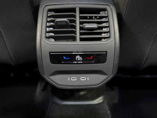 Seat LEON 1.5 115pk TSI Style Achteruitrijcamera | Parkeersensoren voor & achter | Adaptive cruise control