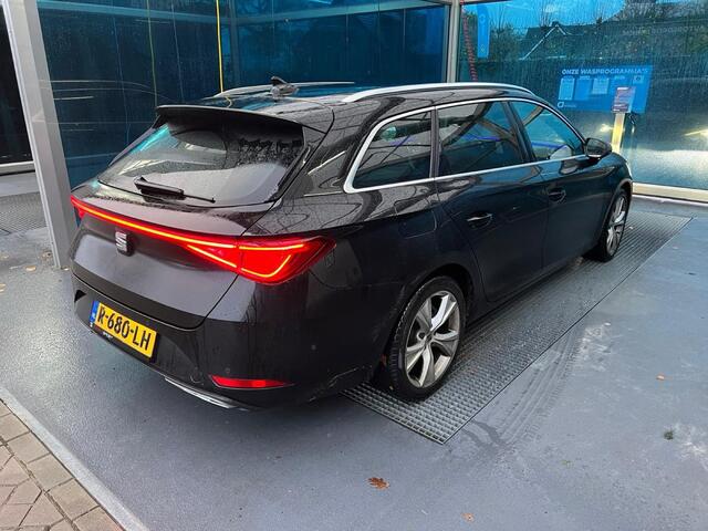 Seat LEON Sportstourer 1.5 TSI FR Business Intense dealer onderhoud camera side assist navigatie Full LED ACC adaptieve cruise control sfeerverlichting digital cockpit stoelverwarming parkeersensoren voor en achter stuurwiel verwarming lederen multifunctioneel stuu