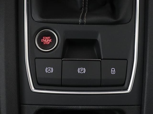 Seat LEON 1.0 TSI Style Intens | Camera | Carplay | Adaptive cruise | Navigatie | DAB | Full LED | Park Assist | Bluetooth | Climate control