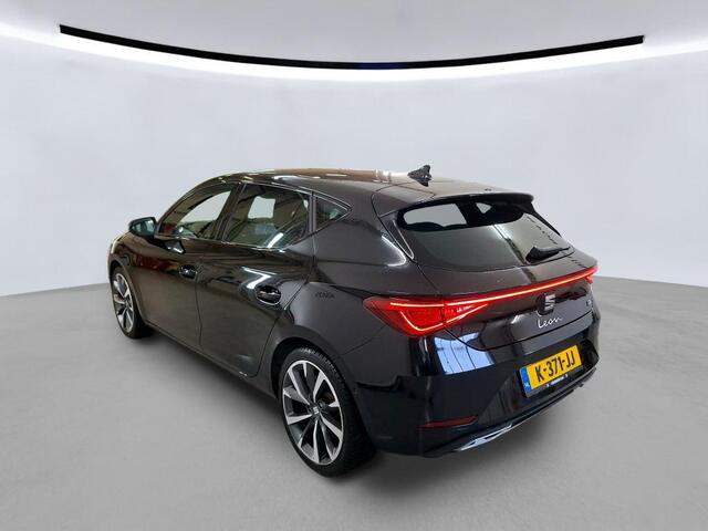 Seat LEON 1.5 eTSI FR Launch Edition / Camera / Navigatie / Zwenkbare trekaak / Parkeersensoren V+A / Lichtmetaal 18 inch /