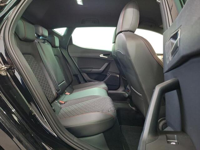 Seat LEON 1.5 eTSI FR Launch Edition / Camera / Navigatie / Zwenkbare trekaak / Parkeersensoren V+A / Lichtmetaal 18 inch /