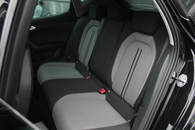 Seat LEON 1.5 eTSI Style Business Intense Automaat | Stoel en Stuur verwarming | Camera | LED
