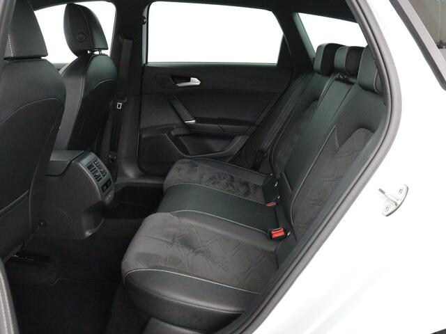 Seat LEON 1.4 TSI eHybrid PHEV Xcellence | Leder/Alcantara | Stoelverwarming | Adaptive cruise | Carplay | Sfeerverlichting | Navigatie | Stuurverwarming | Keyless | Full LED | Plug In