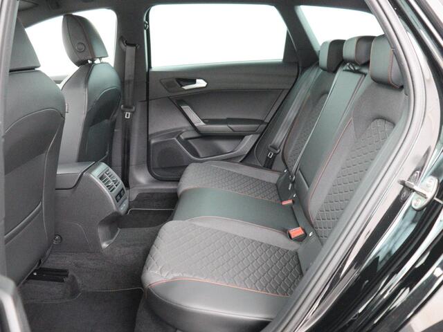 Seat LEON 1.5 eTSI FR Launch Edition | Stoelverwarming | Trekhaak | Adaptive cruise | Camera | Carplay | Sfeerverlichting | Navigatie | Keyless | Dynamic Chassis Control | Full LED