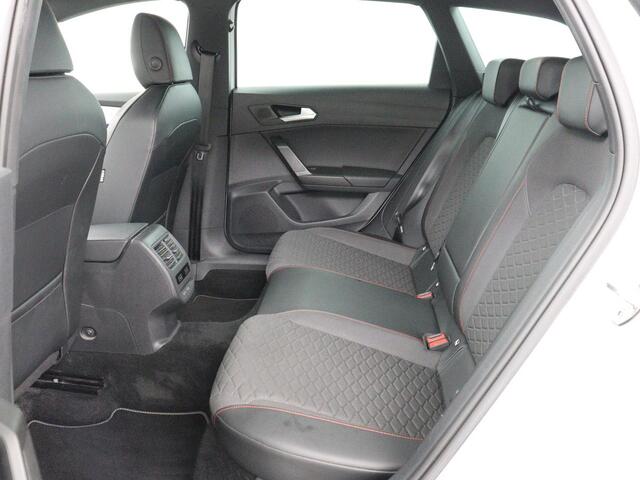 Seat LEON 1.5 eTSI FR Intens | Carplay | Adaptive cruise | Sfeerverlichting | Navigatie | Parkeerhulp | Dodehoek detectie | Full LED | Climate control | Bluetooth