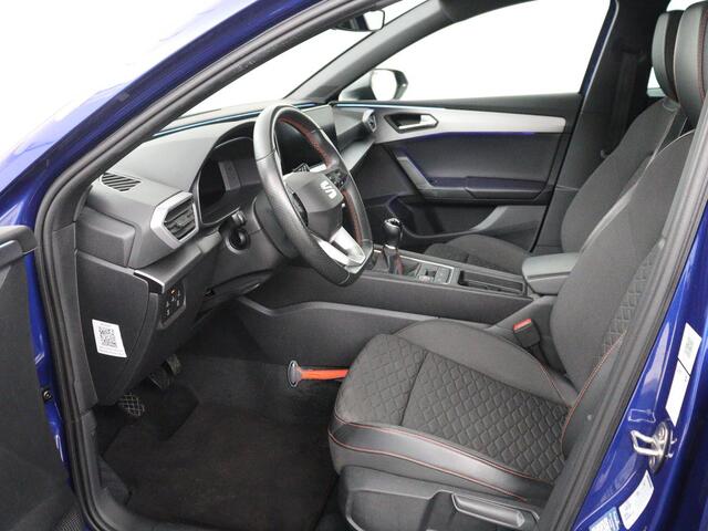 Seat LEON 1.0 TSI FR Launch Edition | Panoramadak | Trekhaak | Stoelverwarming | Camera | Carplay | Navigatie | Sfeerverlichting | Adaptive cruise | Keyless | Full LED | Dodehoek detectie